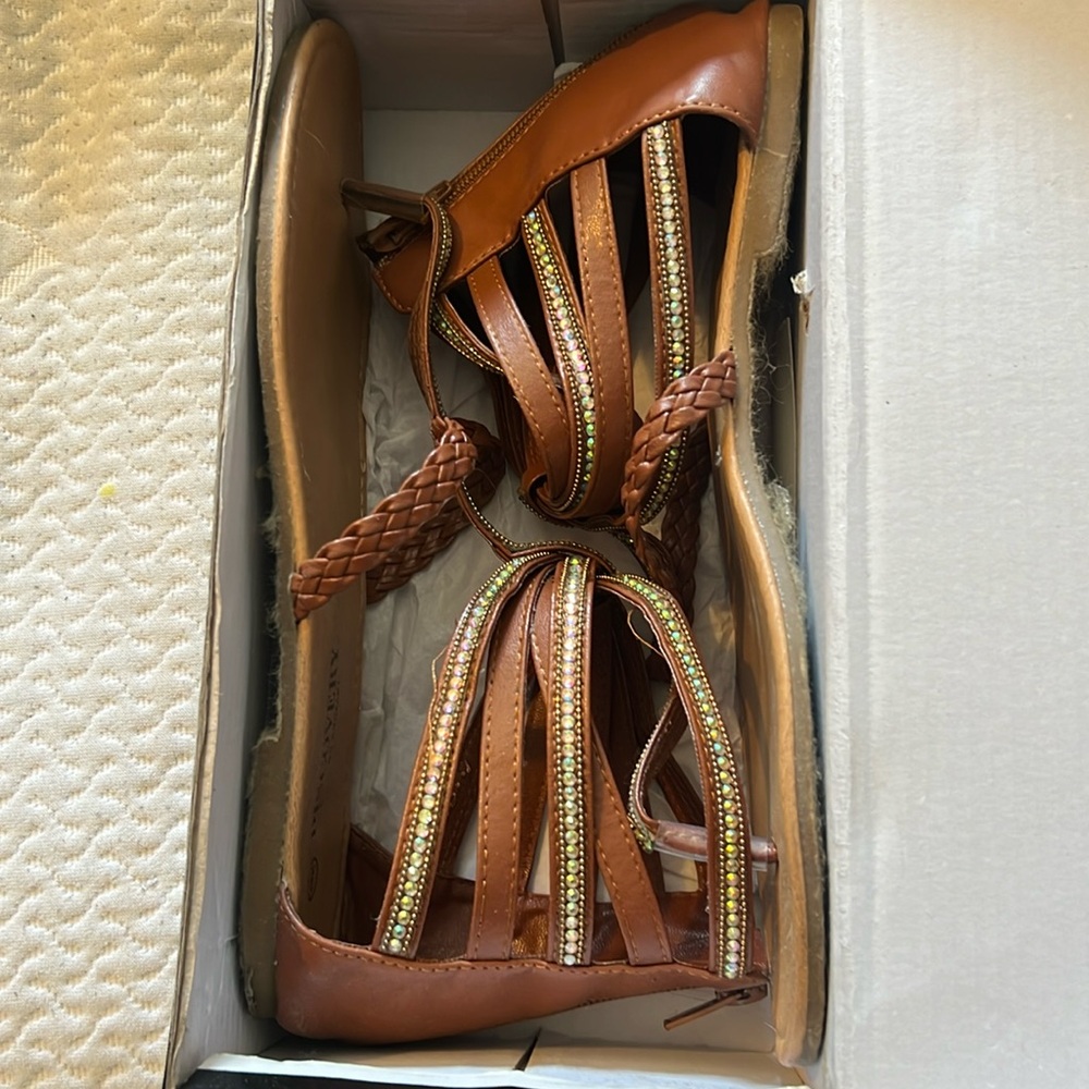 Ladies, Summer sandal. Cognac color with diamond and embellishments.